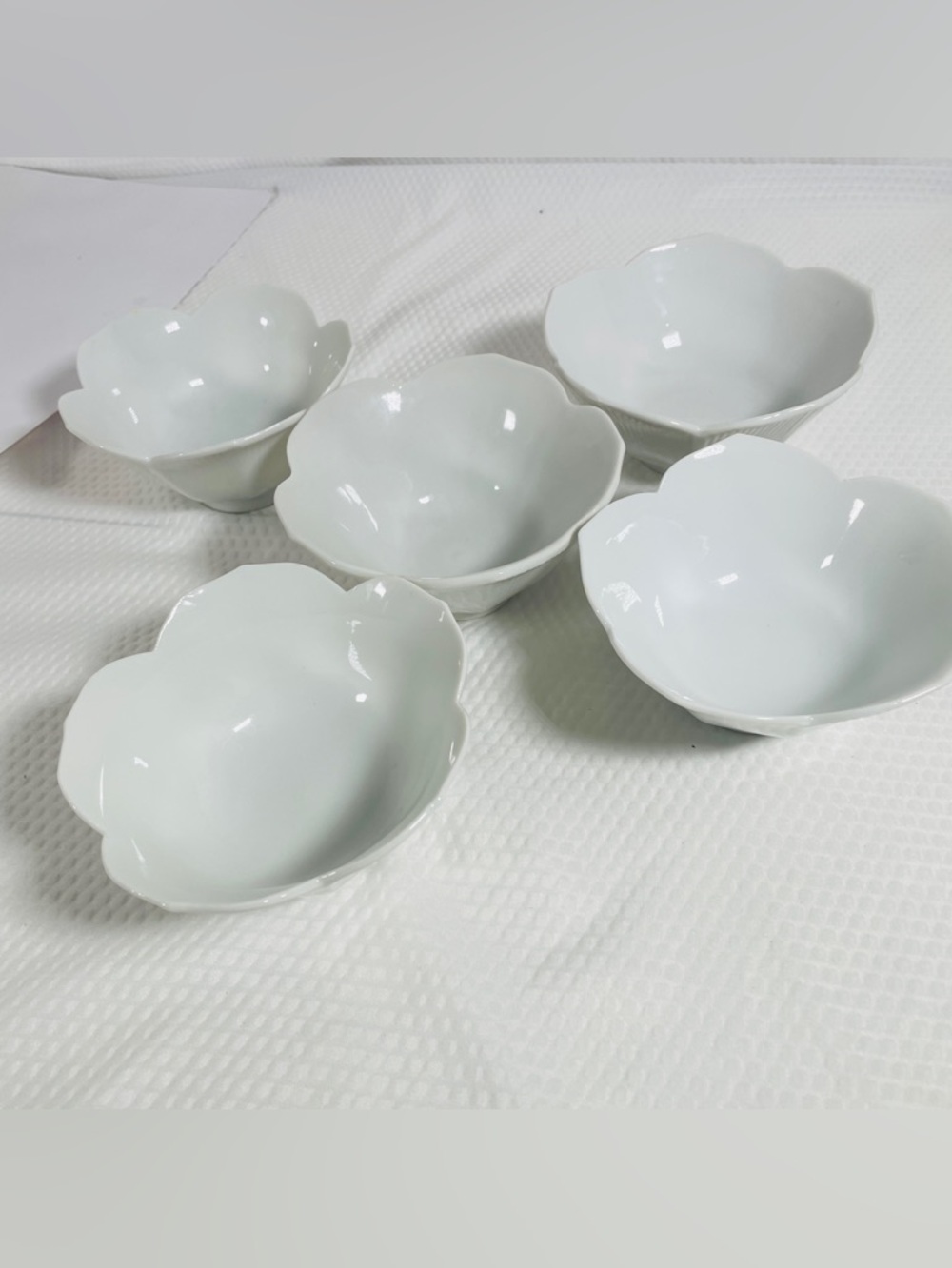 Vintage White Milk Glass Lotus Petal Bowls Scalloped Dessert Set of 5. - Picture 7 of 8